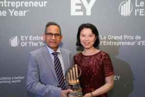华裔企业家杨秀伟获商界奥斯卡奖分享创业秘诀