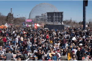 蒙特利尔这里聚集了近10万人观赏日食