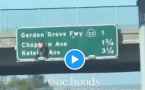 加州女子爬上高速公路指示牌“脱衣露球”致封路