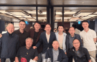75岁刘銮雄现身富豪聚会，合照坐中间地位超然