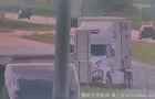 魁省A-20惊险一幕！卡车司机错过检查站，竟在高速公路上倒车 ...