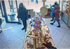 蒙特利尔面包店怒了 一群人戴面具抢了东西就走
