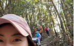 霍启刚一家五口爬山，3个孩子全程自己背包不娇气