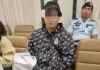 华男大闹机场 妻子拉都拉不住 终身被禁入境 还要赔…