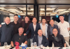75岁刘銮雄现身富豪聚会，合照坐中间地位超然