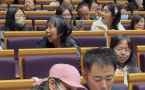 李冰冰躺任泉肩头，搂着对方胳膊看演出