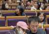 李冰冰躺任泉肩头，搂着对方胳膊看演出