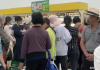 超市"白菜价"引疯抢, 现场狼藉一片! 华人又被骂惨了