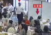 华人酒楼内8000元LV包瞬间被偷！监控拍下两人疑配合作案