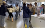 中国女与白女在首尔商场爆扭打 疑因一句辱华言论