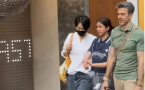 梁咏琪一家三口走在上海安福路街头，混血女儿很美