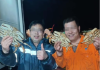 两名华人在加拿大捕捞珍宝蟹: 船上现蒸"当馒头吃"!