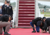 习近平下机前惊见一幕！美军跪满红毯 网友喊太丢脸