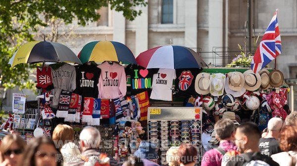 Tourist_Stall,_Trafalgar_Square,_London_-_May_2009.jpg