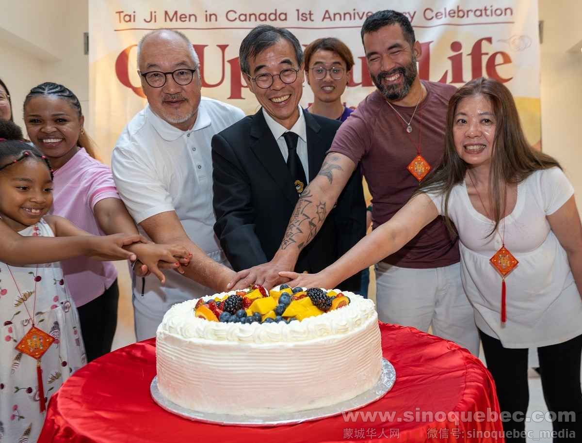 图3：贵宾与师兄姊共同切蛋糕，欢庆太极门在多伦多成立一周年。