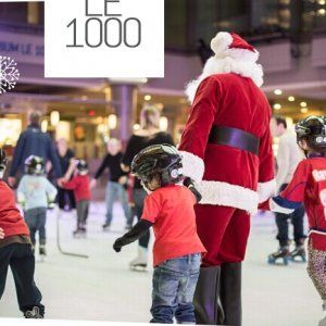 小朋友与圣诞老人一起滑冰