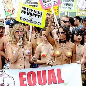 蒙城女性赤裸上身游行