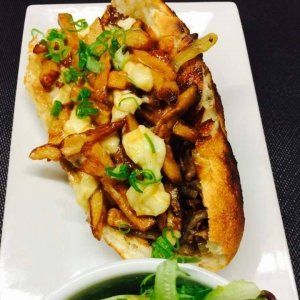 蒙城餐馆推出Poutine三明治