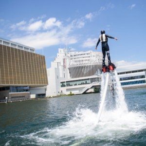 蒙特利尔Jean-Drapeau公园体验浪尖上冲浪