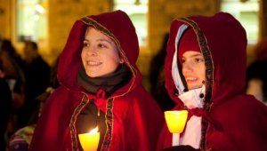 周六晚上圣诞火炬游行 观看烟花