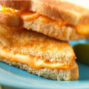 加拿大最大的烤芝士三明治节在蒙特利尔举行