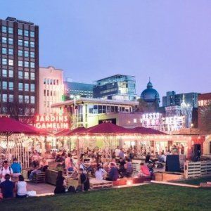 Berri地铁站旁Emilie-Gamelin广场举行夏季文化美食活动