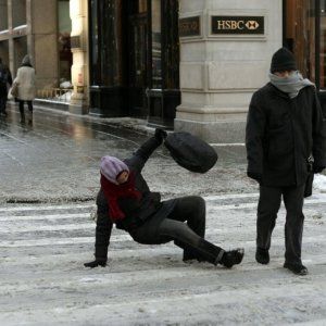 在蒙特利尔街道上摔倒怎么向市政索赔？