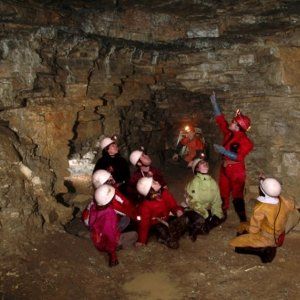 在蒙特利尔心脏地带探索神秘洞穴