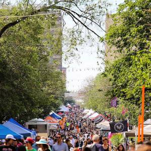 蒙特利尔Saint-Laurent大街大型街角派对