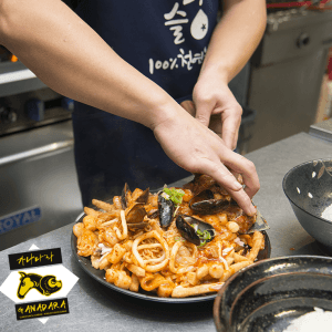 Poutine界的黑暗料理：韩式海鲜辣椒酱poutine