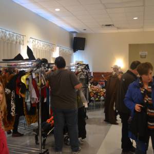 两场万圣节服饰特卖会 你能买也能卖