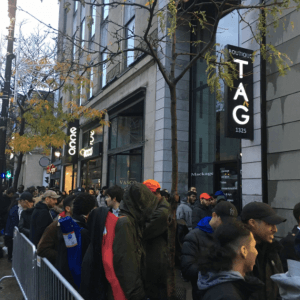 下雨又怎样？蒙特利尔苹果店门口半夜又排起了长龙