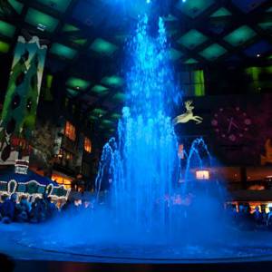 蒙特利尔最美的灯光喷泉秀就要开始了！