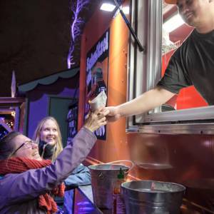 Atwater市场变身圣诞小村 你也能在这里卖东西