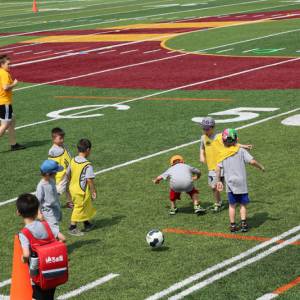 免费学踢球 康大为孩子们提供运动指导课程