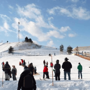 蒙特利尔免费人造雪山马上开放 可滑雪地轮胎