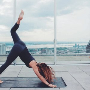美呆了！蒙特利尔满月下的高空瑜伽