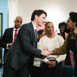 特鲁多向本月在加拿大议会大厦受到歧视性对待的黑人青年道歉 ...