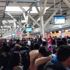 一大批中国旅客在温哥华机场突然被围捕