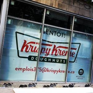 著名甜甜圈店要在市中心开分店了 正在招人