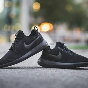 The Bay运动鞋低至7.5折 今天免邮