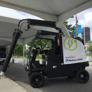 蒙特利尔市政府启用全电力真空吸尘卡车