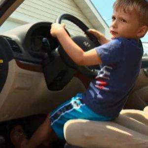 美国4岁男孩仅观察家人开车，独自驾驶车辆买糖半路遭警方拦截 ...