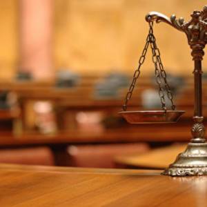 法院判决父亲必须继续支付不孝女儿的抚养费