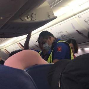 华裔男突然打开舱门 乘客傻了 机上一片尖叫…