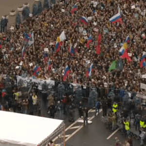 俄国爆大规模抗议活动 万人游行要求选举自由（视频）