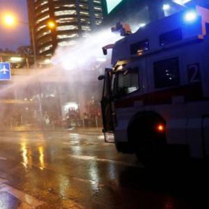 开枪了!外媒:香港荃湾游行爆冲突 水炮车出动