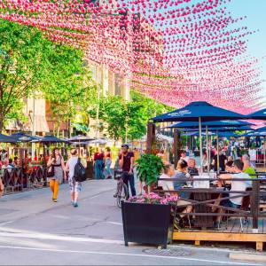 蒙特利尔同性恋村标志性的彩色气球谢幕