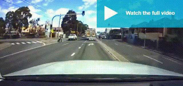 横穿马路时玩手机:澳洲华人女孩被车直接撞飞