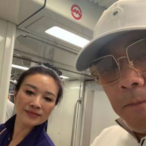 周立波和老婆在上海坐地铁 全程站着没人让座?